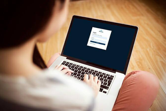 ATN Akademie - Frau loggt sich zur Atmentis Lernwelt auf Laptop ein