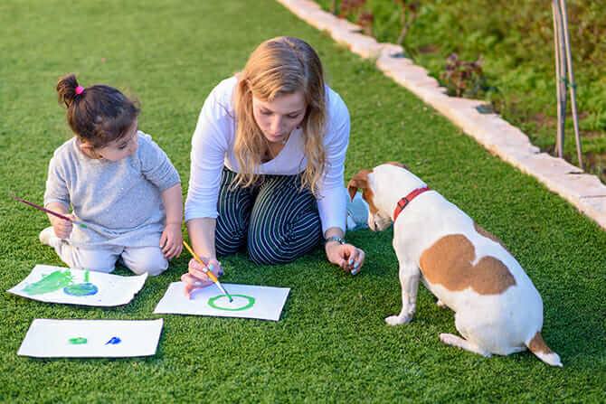 Therapiebegleithunde Trainer Ausbildung - junges Mädchen malt gemeinsam mit Mutter und Hund