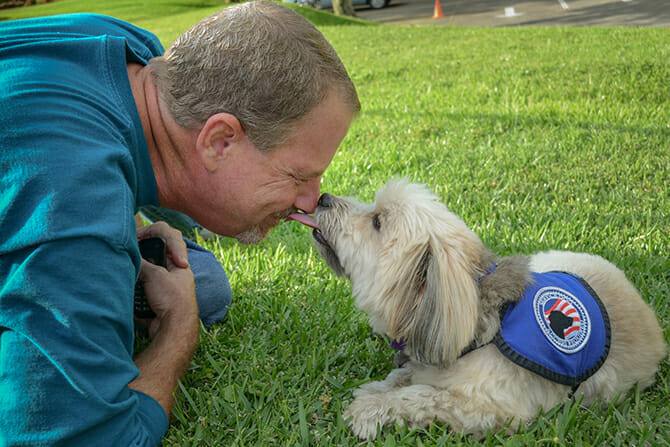 Assistenzhundetrainer Ausbildung - Assistenzhund und Herrchen ganz nah