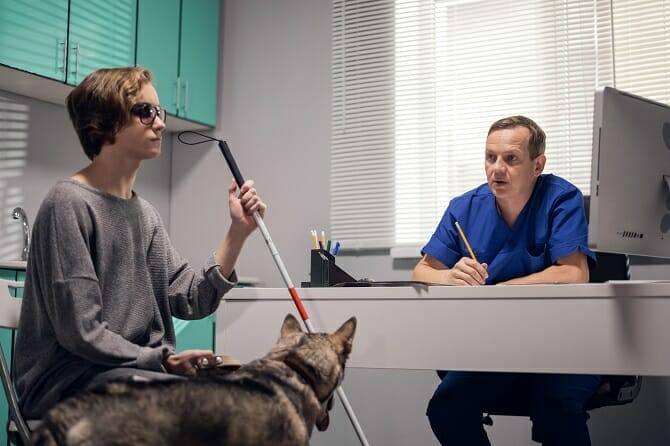 Assistenzhundetrainer Ausbildung - blinde Frau beim Arztbesuch mit Assistenzhund