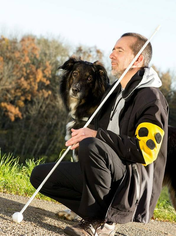 Assistenzhundetrainer Ausbildung - Blindenführhund passt auf sein blindes Herrchen auf