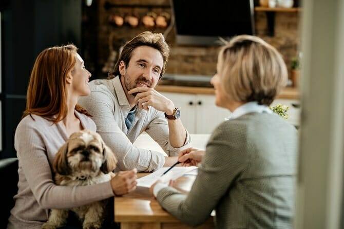 Psychologischer Coach Mensch Tier Beziehung Ausbildung - Ehepaar im Beratungsgespräch mit Hund