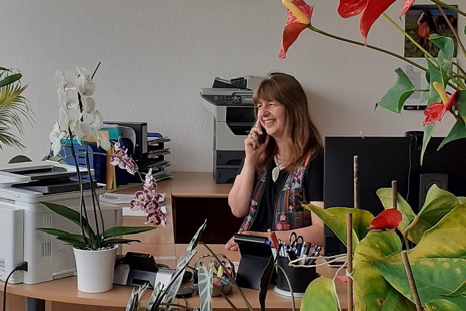 Sekretariat und Ausbildungsberatung ATN - Ursi Indergand am Telefon