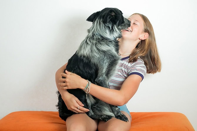 Hund und Kind freuen sich