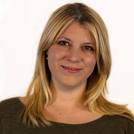 Dozentin und Tutorin Natalie Braune- Ausbildung Hundetrainer ATN. Portraitfoto.