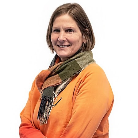 Dozentin und Tutorin Brigitte Zwengel- Hundetrainer und Hundeverhaltensberater ATN. Portraitfoto.